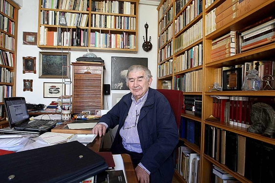 El escritor Antonio Gamoneda en el estudio de su casa en León. | © Fotografía: Miriam Chacón | ICAL