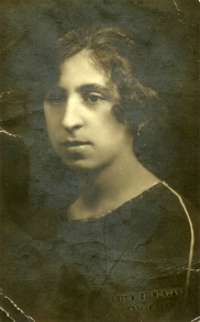 Amelia Lobón, madre del poeta, hacia 1918.