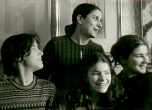 Mª Ángeles Lanza, esposa del poeta, con sus hijas Ana, Ángeles y Amelia (hacia 1978).