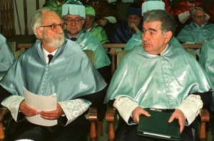 Honoris Causa por la Universidad de León, año 2000 (en la foto, con Antonio Pereira).