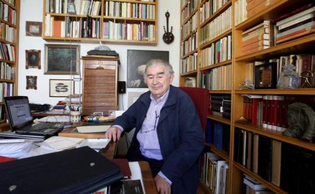 El escritor Antonio Gamoneda en el estudio de su casa en León. /MIRIAM CHACÓN